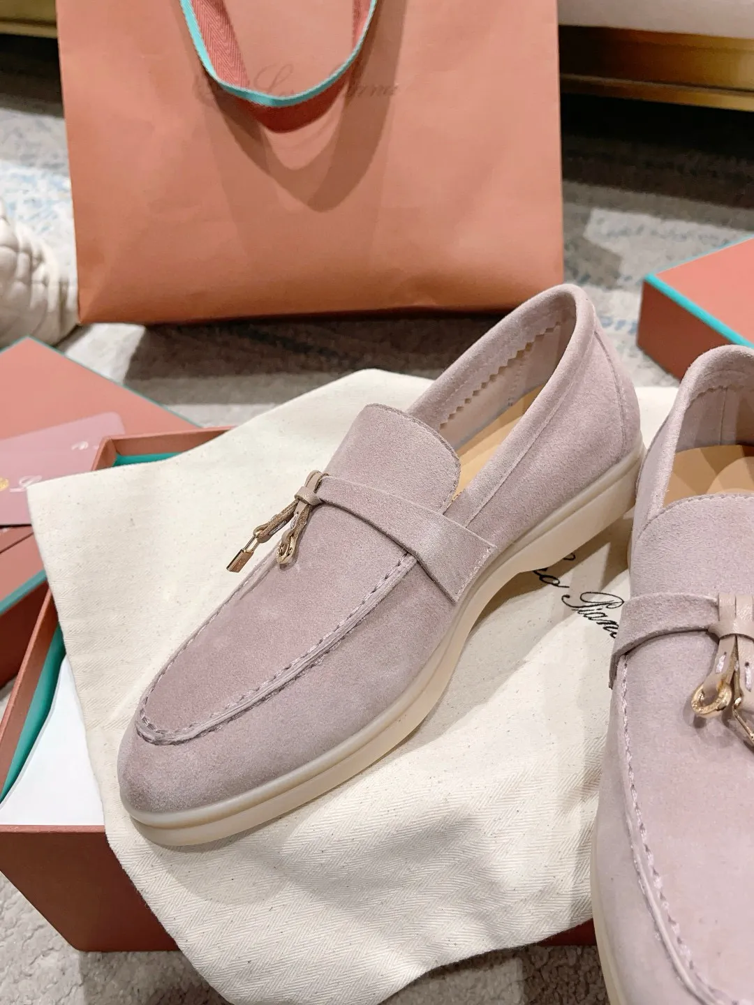 Factory price: 520💰4050 new color. Original purchase, 1⃣️: 1⃣️ folded and developed, Loro Piana professional model to try on feet, quality purchase level, flash sale of common products on the market, welcome to compare, original packaging. Fabric: Imported from Italy🐑High mercerized shearling, Lining: Hand-sewn mark thread in water-dyed cowhide imported from Italy🧵, high-end and elegant. Comfortable on the feet. Size: Women's 35-42 (41, 42) customized, non-returnable, men's 38-45 (46, 47, 48) customized, non-refundable. Fashionable boutiques that you can’t miss, a must-have item